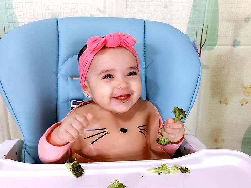 bebe con alergia alimentaria comiendo brocoli